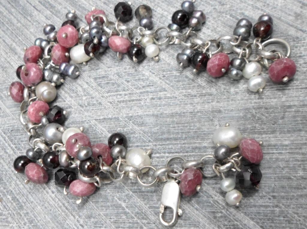 Perlenarmband, Silberkette Mit Einer Ansammlung Von Perlen Graue Weiße Perlen, Rosa Rhodonit Und Rote Granatperlen, Alle Outfits, Vintage Inspiriert von JewelryByVita