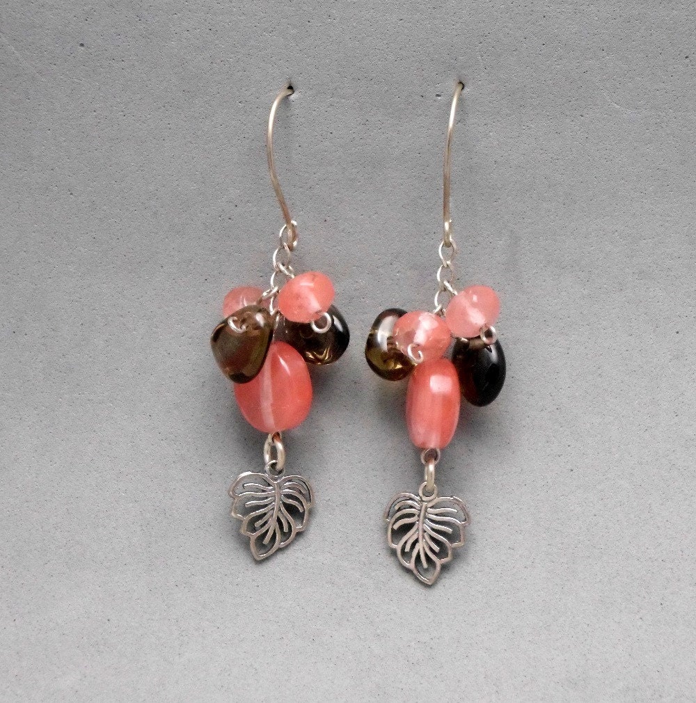 Rosa Ohrringe, Lange Sterling Silber Mit Einer Gruppe Von Kirschquarz Perlen Und Einem Blatt Anhänger, Lässig, Für Damen Jugendliche von JewelryByVita