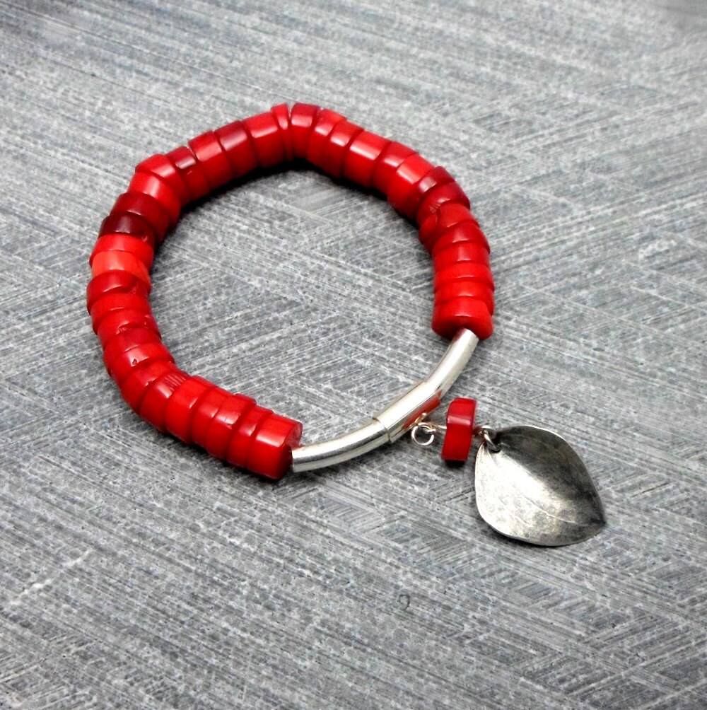 Rotes Armband, Elastisch, Koralle Perlen Mit Einem Silberrohr Und Elektrogeformten Blatt Charm, Romantisch, Valentines von JewelryByVita