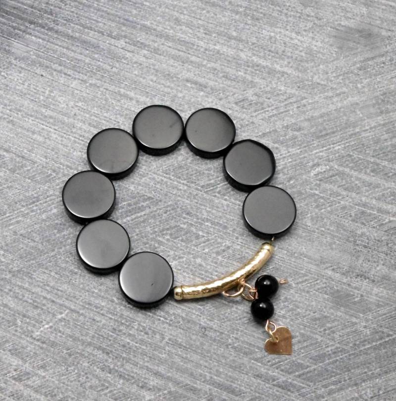 Schwarzes Perlenarmband, Elastisch, Schwarze Scheibenförmige Onyxperlen, Gold Filled Tube Mit Herzanhänger, Valentine, All Outfits von JewelryByVita