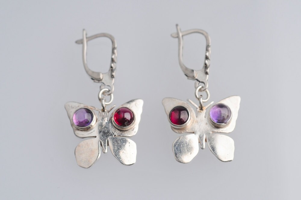 Silber Schmetterling Ohrringe, Geschmückt Mit Roten Granat Und Lila Amethyst, Kurze Baumeln, Jugendliche, Frauen, Valentinstag von JewelryByVita