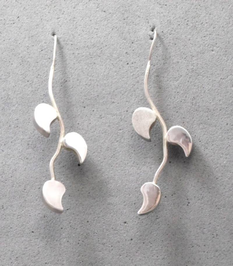 Silberne Blätter Ohrringe, Extra Langer Baumeln, 3 Kleine Befestigt Am Gewellten Zweig, Festlich, Braut, Hochzeit von JewelryByVita