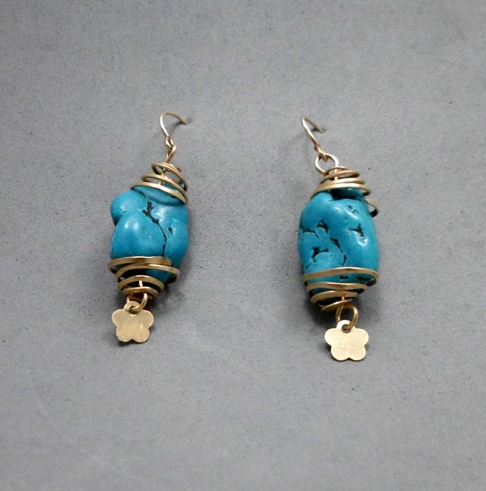 Türkis Baumeln Ohrringe, Spirale Gold Gefüllt Drähte Klemmen Der Stein, Und Baumelnde Blume Charme Unten, Lässig von JewelryByVita