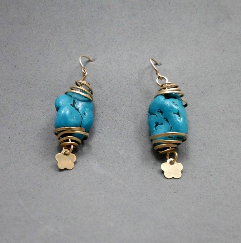 Türkis Baumeln Ohrringe, Spirale Gold Gefüllt Drähte Klemmen Der Stein, Und Baumelnde Blume Charme Unten, Lässig von JewelryByVita