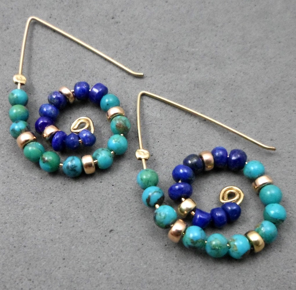 Türkis Und Blau Hoop Ohrringe, Kleine Perlen Auf Gold Gefüllter Draht in Einem Snale Förmigen Spiral Design Gefädelt, Für Teenager Frauen, Boho von JewelryByVita