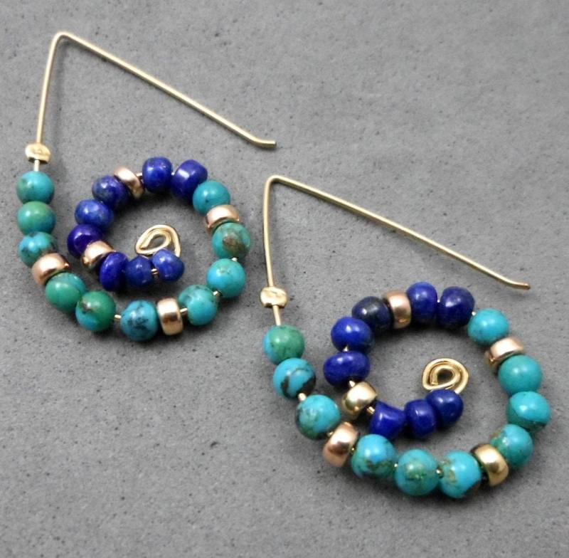Türkis Und Blau Hoop Ohrringe, Kleine Perlen Auf Gold Gefüllter Draht in Einem Snale Förmigen Spiral Design Gefädelt, Für Teenager Frauen, Boho von JewelryByVita