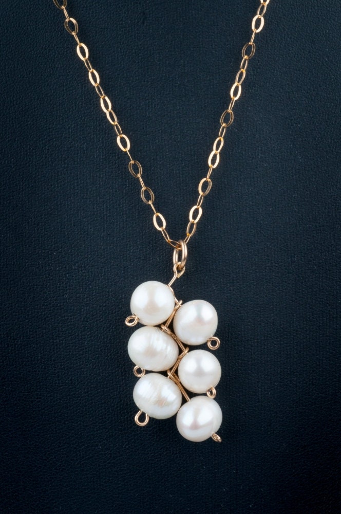 Weiße Perle Anhänger Mit 6 Perlen Im Zick Zack Und Gold Filled Kette, Für Jugendliche Frauen, Valentine von JewelryByVita