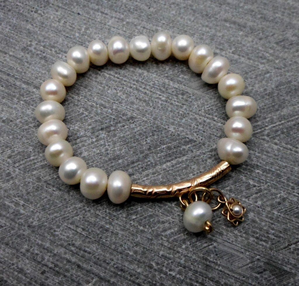 Weißes Perlenarmband, Elastisch, Gold Filled Tube Mit Charm, Elegant, Braut, Hochzeit, Filigran, Für Teenager Und Frauen von JewelryByVita