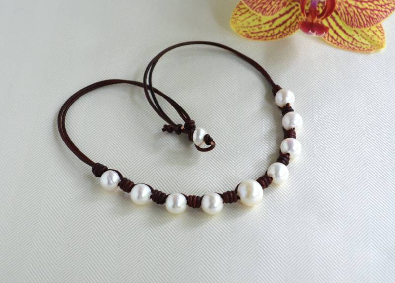 Geknotete Perlen Lederkette Boho Süßwasser Schmuck von JewelryByYevga