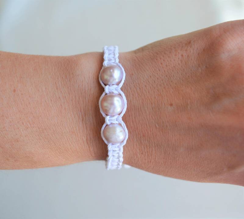 Veganes Hanf Armband Drei Süßwasserperlen, Verstellbares Makramee von JewelryByYevga