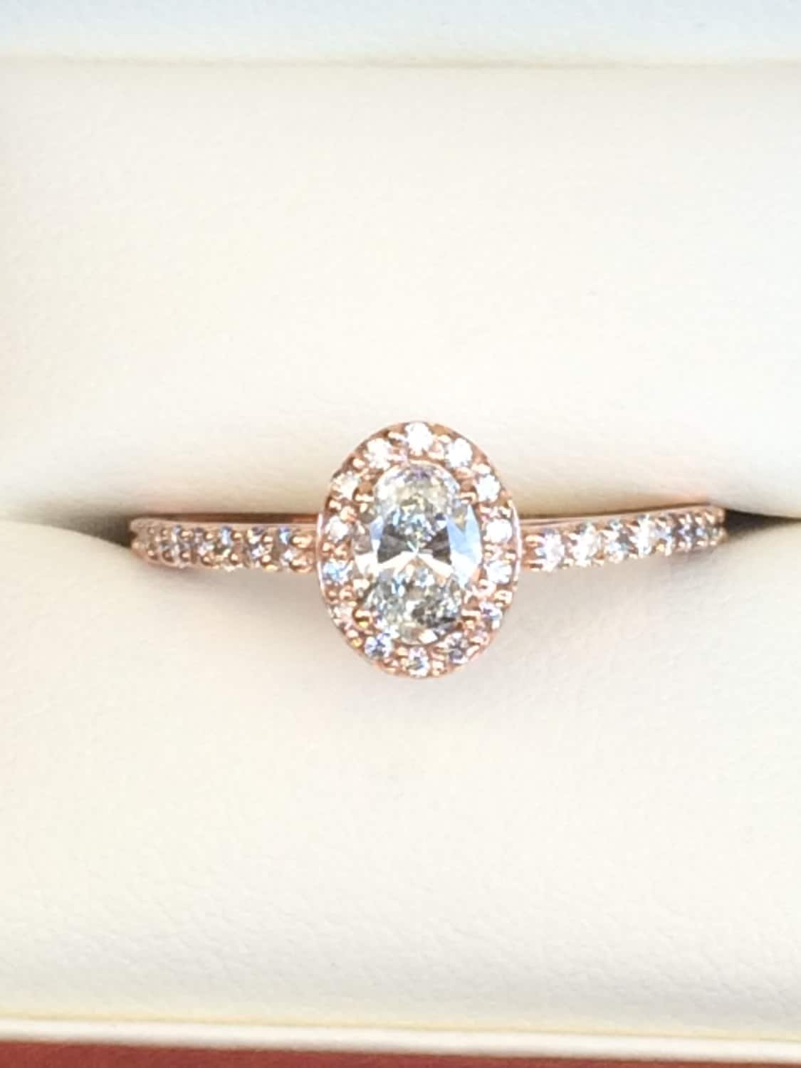 Oval Diamant Halo Verlobungsring in Rosegold von JewelryByYouSLC