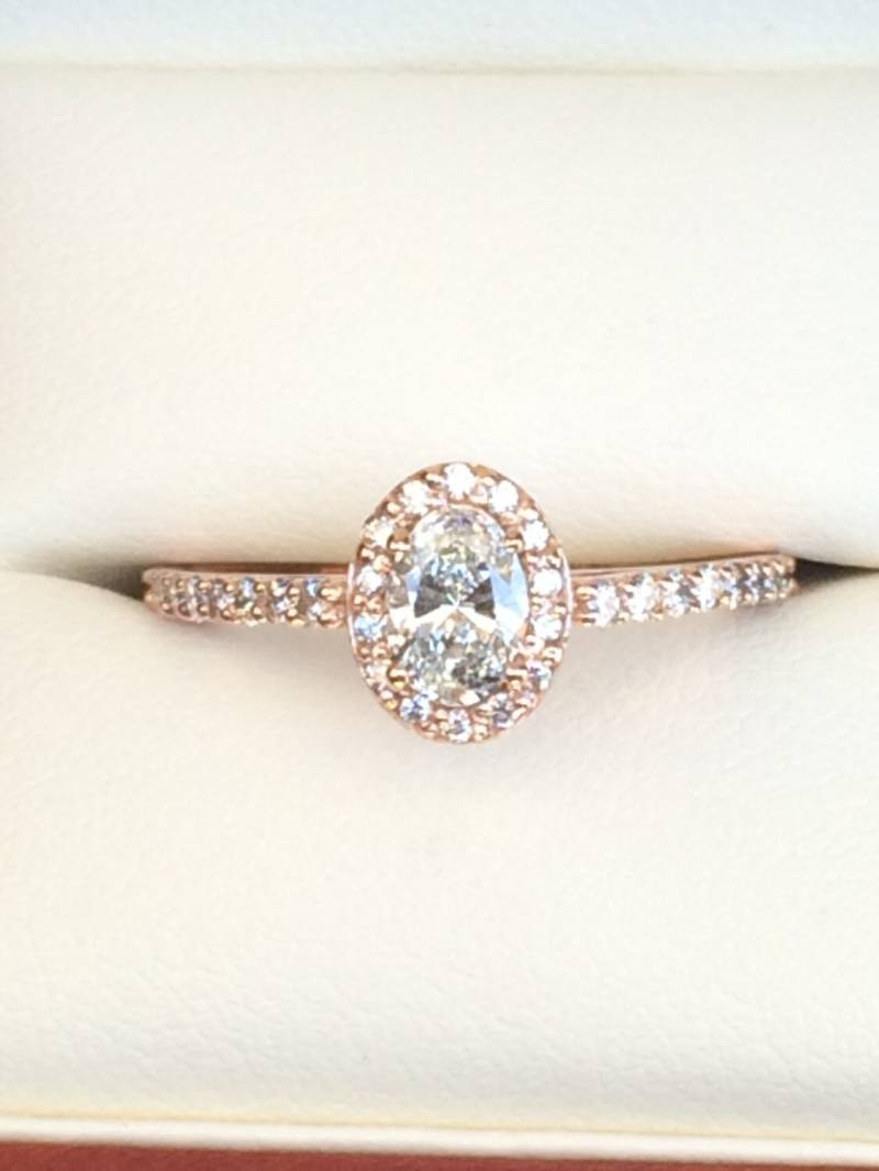 Oval Diamant Halo Verlobungsring in Rosegold von JewelryByYouSLC
