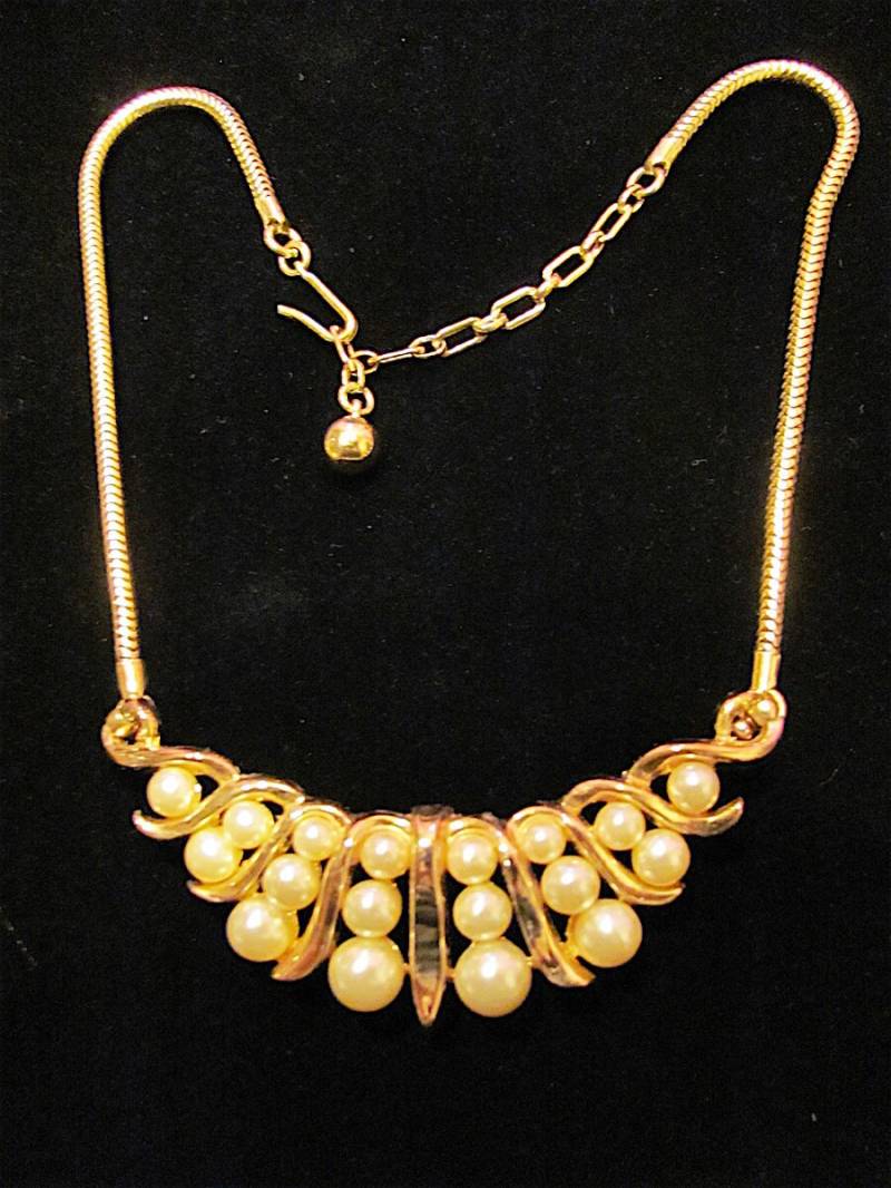 Elegante Crown Trfari Signierte Künstliche Zuchtperle & Schweres Vergoldetes Schlangenkette Halskette Alfred Philippe Hochwertiger Modeschmuck von JewelryBygones