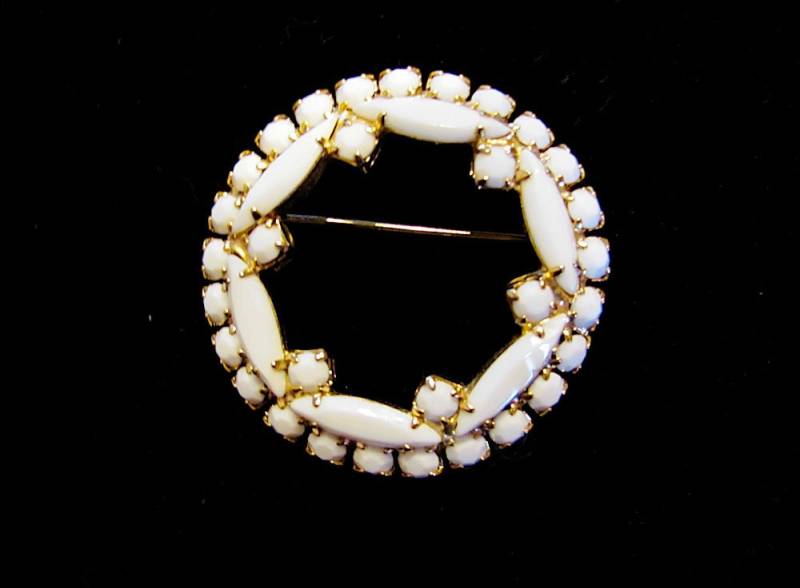Elegante Vintage Mid Century Milchglas & Gold Ton Hochzeit Kreis Brosche Kranz Pin Damen Trachtenschmuck Nos von JewelryBygones
