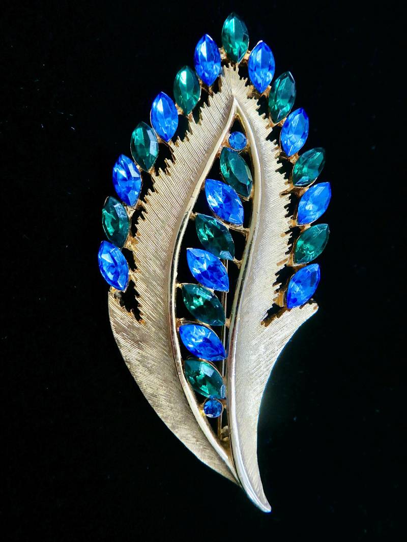 Jj Jonette Schmuck Lünette Set Saphir Blau Smaragd Grün Kristall Strass Gold Ton Blatt Brosche Pin Unisex Damen Vintage von JewelryBygones