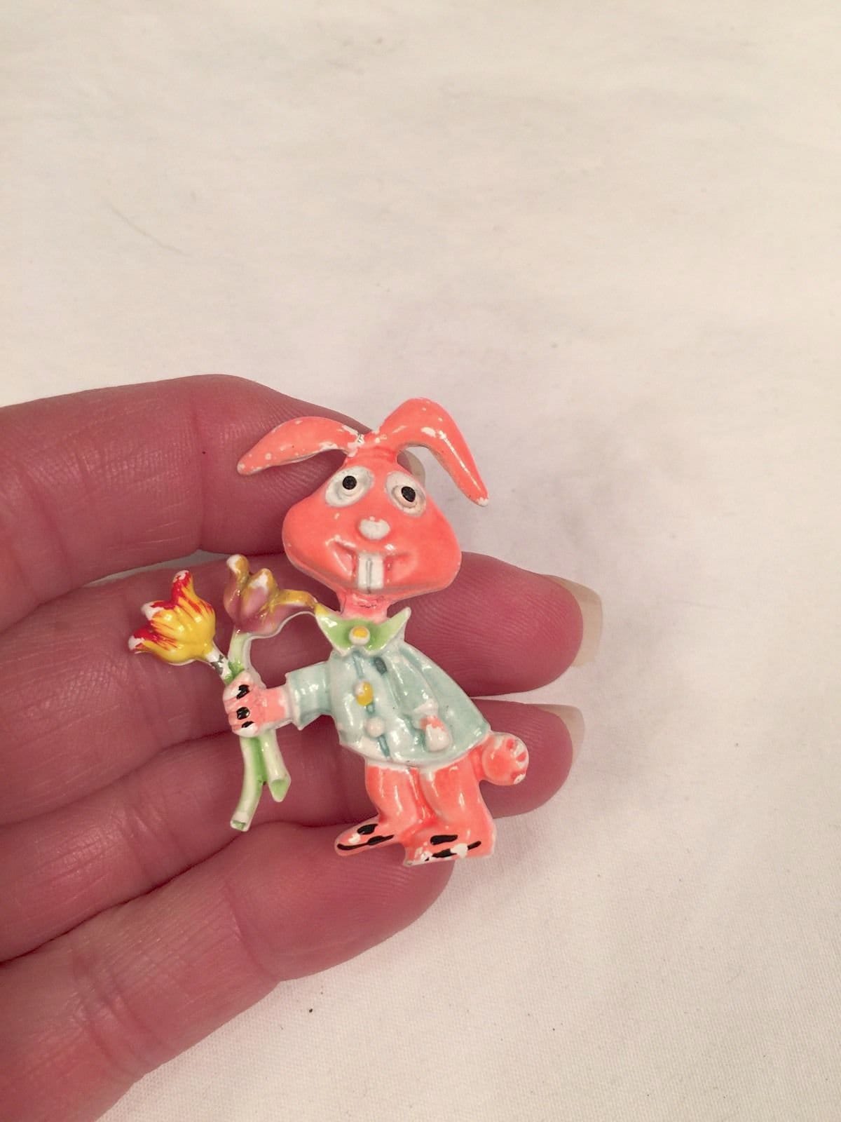 Niedlicher Mid Century Bj Beatrix Jewelry Signierter Hase Mit Blumen Rosa & Grün Emaille Oster Frühling Figural Brosche Pin Damen Schmuck von JewelryBygones