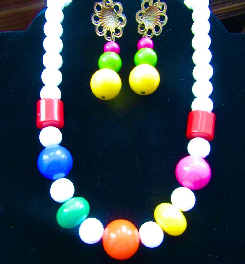 Retro Avon 18 "Lucite Halskette & Baumeln Tropfen Ohrringe Weiß Und Mehrfarbige Perlen Damen Kostüm Schmuck Set Fun Beach Resort Wear von JewelryBygones