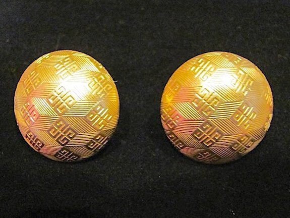 Seltene Givenchy Logo Designer Signierte Gold Tone Gewölbte Taste Stil Ohrclips High Fashion Französisch Couture 80Er Jahre Damen Schmuck von JewelryBygones