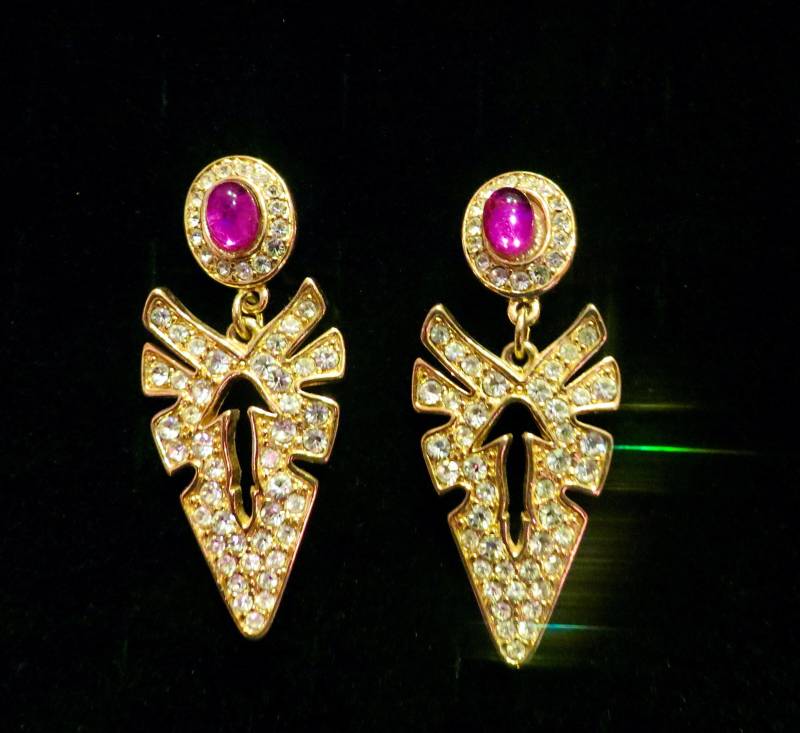 Seltene Vtg. Crown Trfari Signierte 2, 5 "Designer Amethyst Lila Cabochon & Klare Pave Strass Gold Tone Art Deco Baumeln Tropfen Ohrclips von JewelryBygones