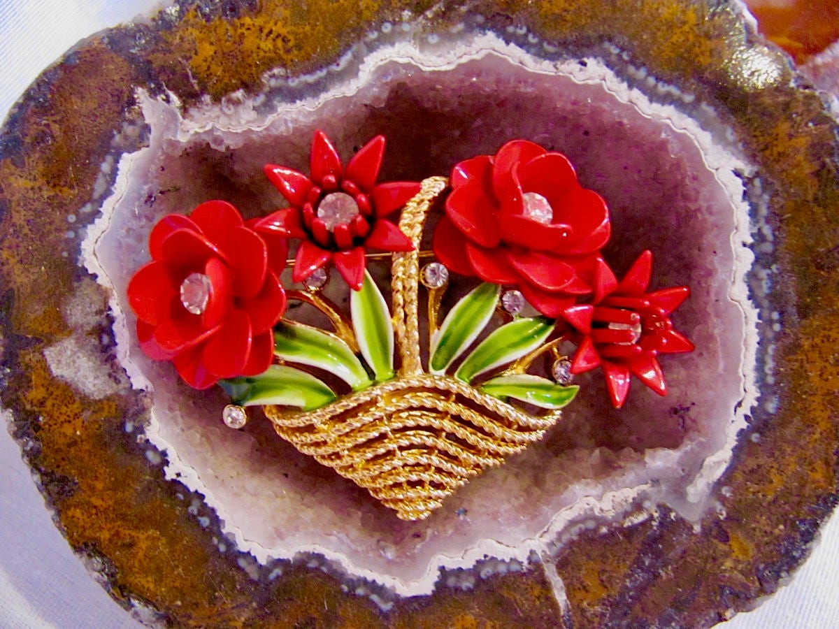 Vintage Crown Trfari Signiert Rote Emaille & Klare Strass Korb Blumen Brosche Pin Frauen Figural Modeschmuck von JewelryBygones