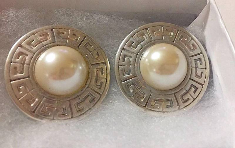 Vintage Givenchy Designer Signierte Große Perle Logo Runde Silber Disk Ohrclips High Fashion Damen Schmuck Französisch Couture von JewelryBygones