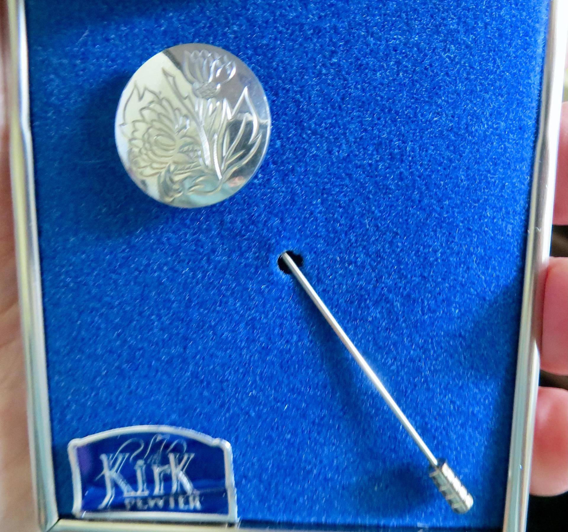 Vintage Kirk Steiff Signierte Zinn Stickpin Hutnadel Neu in Box Chrysantheme November Geburtstag Elegante Damen Accessoires von JewelryBygones