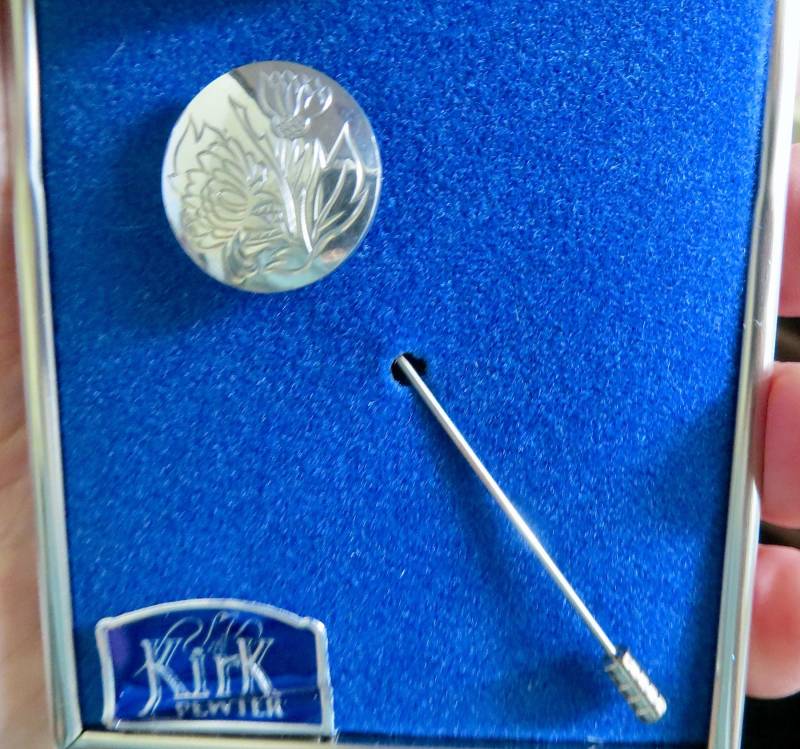 Vintage Kirk Steiff Signierte Zinn Stickpin Hutnadel Neu in Box Chrysantheme November Geburtstag Elegante Damen Accessoires von JewelryBygones