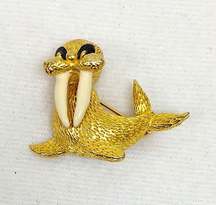 Vintage M Jent Signierte Gold Tone Figural Robbe Walross Mit Elfenbein Emaille Tusk Brosche Pin Kostüm Schmuck von JewelryBygones