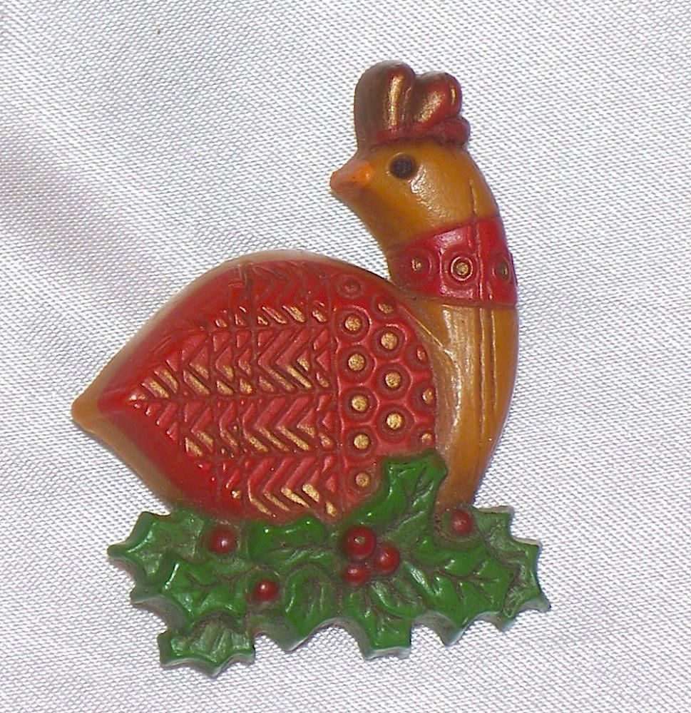 Vintage-Marke Rebhuhn in Einem Birnbaum Brosche Pin Urlaub Weihnachten Erntedank Herbst Winter Buch Stück Celluloid Lucite Alt Kunststoff von JewelryBygones