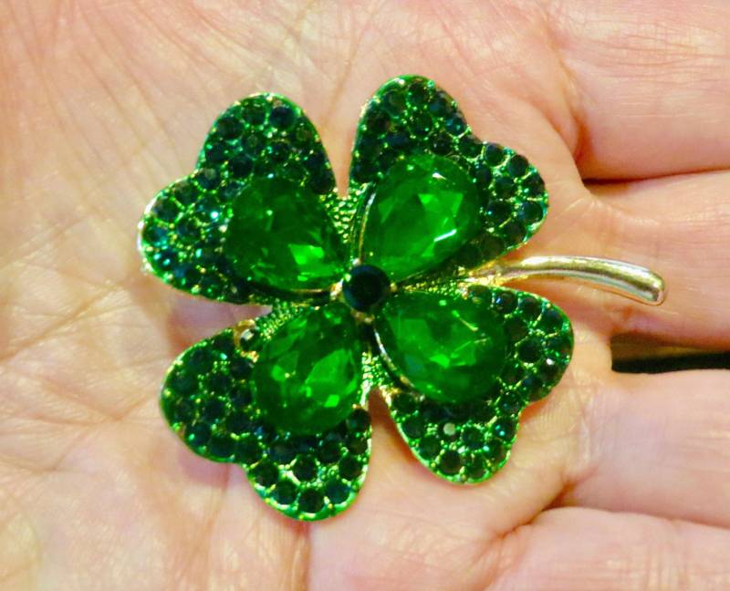 Vtg 90Er Jahre Kelly Green Crystal Open Back Foiled Strass Vier 4 Blatt Shamrock Clover Gold Pin Brosche Unisex Mode Schmuck St Patrick's Day von JewelryBygones