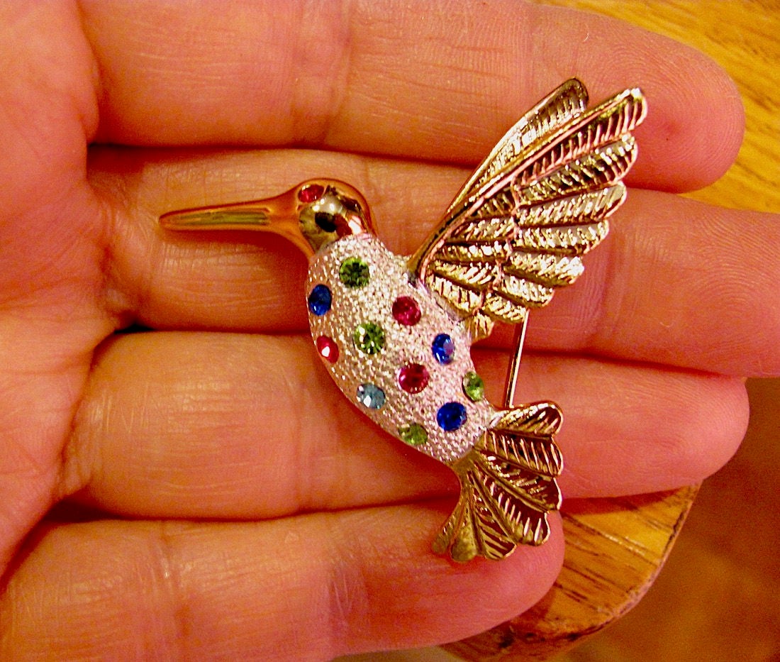 Wunderschönes Premiere Design Pd Signierte Texturierte Gold Silber Ton Swarovski Kristall Kolibri Figural Vogel Brosche Pin Vintage Kostüm Schmuck von JewelryBygones