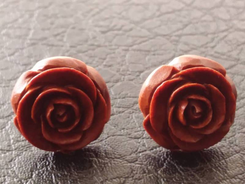Rosenohrringe Von Crown Republik | Handgeschnitzter Hölzerner Ohrringschmuck - Einzigartige Und Stilvolle Handgemachte Ohrringe Rosenohrringe Von Crown Republik | Handgeschnitzter Hölzerner Ohrringschmuck - Einzigartige Und Stilvolle Handgemachte Ohrringe von JewelryCarvers