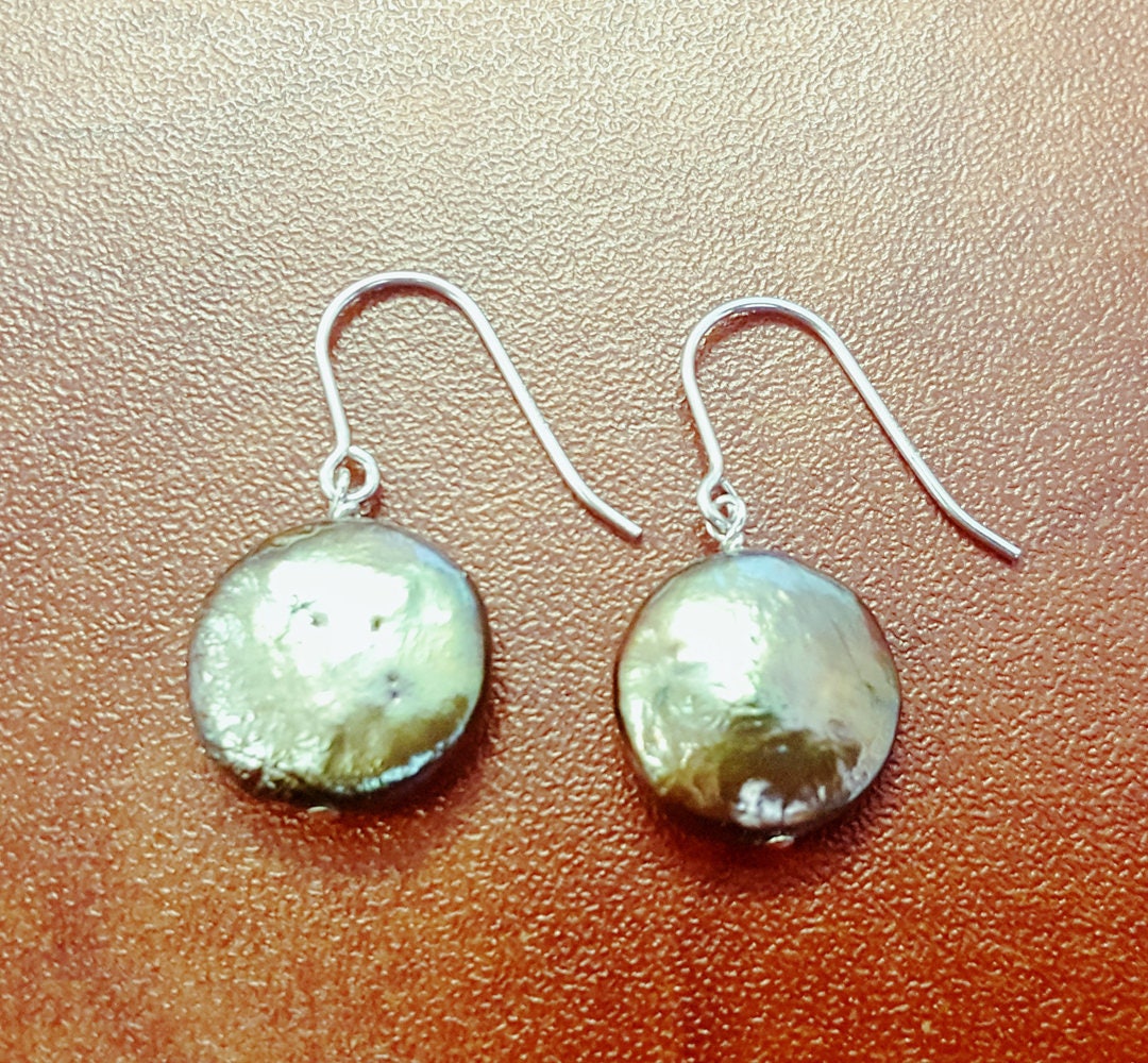 Olivgrün Süsswasser-Perlen-Ohrringe Lüster, Münzform, 14 Mm von JewelryDealsGalore