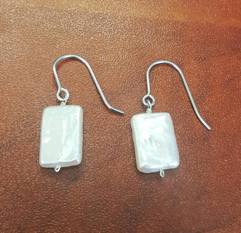 Rechteckige Süßwasser Perlen Ohrringe Weißer Edelstein Rechteckige Süßwasser Perlen Ohrringe Weißer Edelstein von JewelryDealsGalore