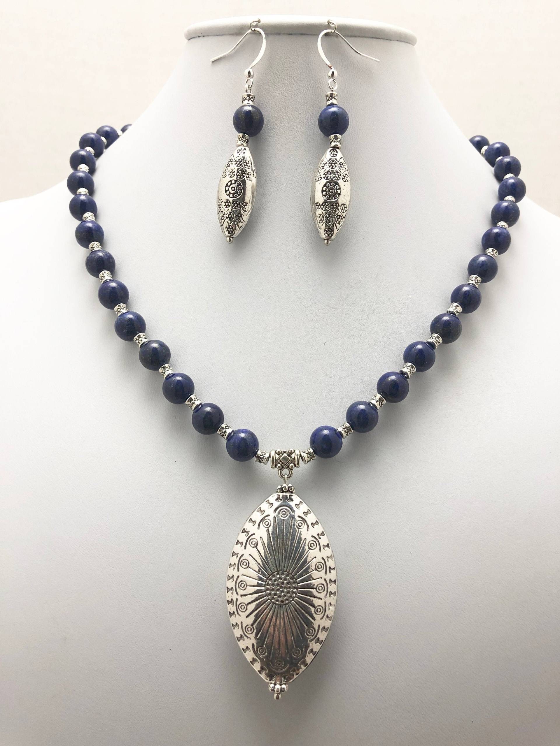 Lapis Lazuli Runde Perlen Halskette Mit Großem Silber Anhänger, Boho Southwest Style Schmuck Set von JewelryDesignsbyHC