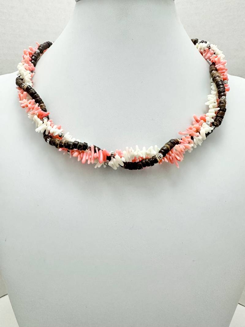 Rosa Koralle Und Kokosnussschale Halskette Drei Strang Boho Strand Schmuck, Tropisch Rosa Koralle Und Kokosnussschale Halskette Drei Strang Boho Strand Schmuck, Tropisch von JewelryDesignsbyHC