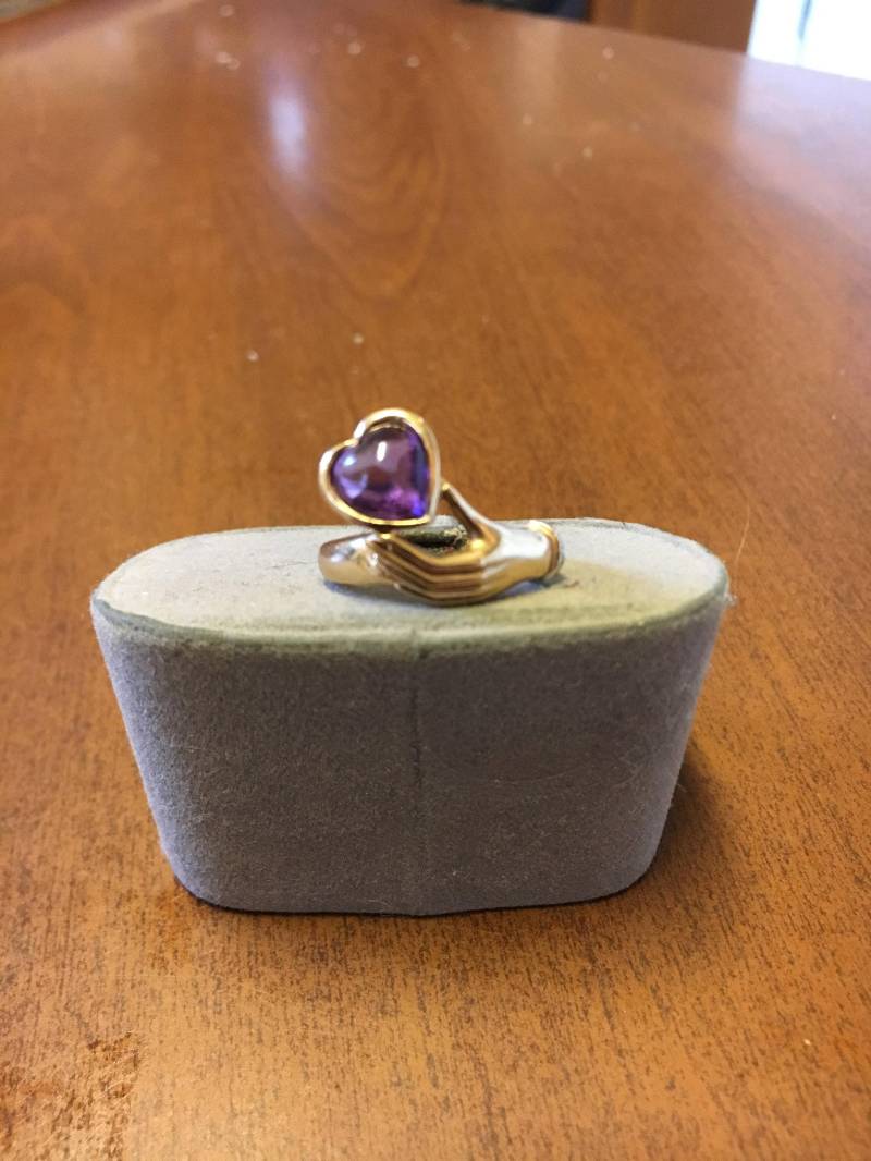 Herz-Amethyst-Ring An Einer Hand Mit Band Aus 3 "Diamanten" von JewelryDivaDC