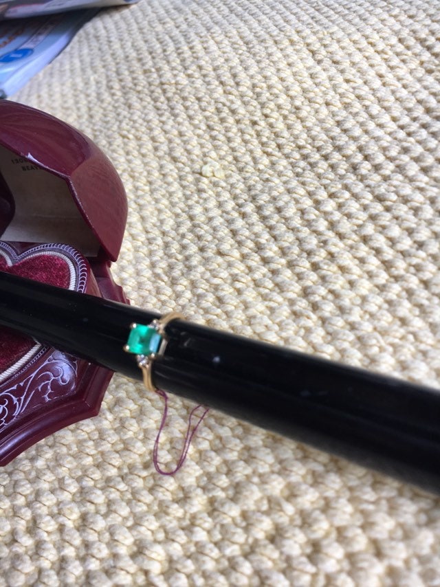 Smaragd Edelstein Ring Eingefasst in Gebändertem 14 Karat Gold Flankiert Von 2 Kleinen Diamanten 1.28 Schliff Größe 7 Und Lässt Sich Der Verändern von JewelryDivaDC