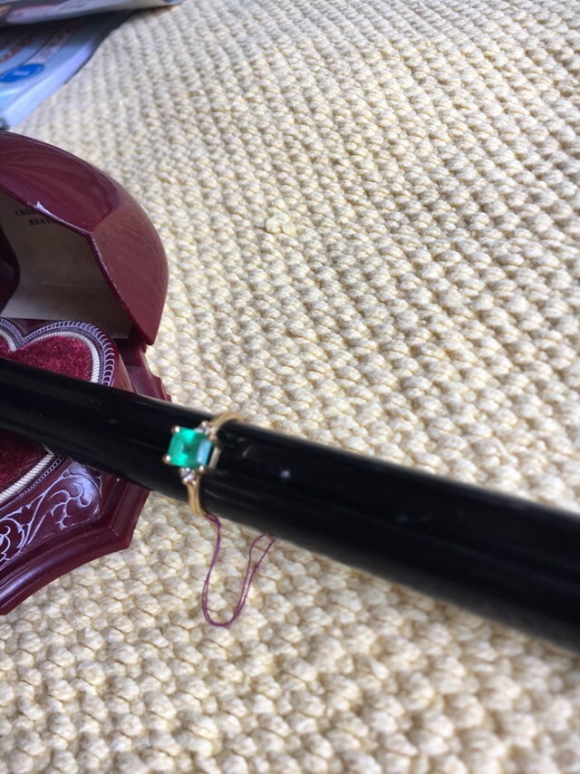 Smaragd Edelstein Ring Eingefasst in Gebändertem 14 Karat Gold Flankiert Von 2 Kleinen Diamanten 1.28 Schliff Größe 7 Und Lässt Sich Der Verändern Smaragd Edelstein Ring Eingefasst in Gebändertem 14 Karat Gold Flankiert Von 2 Kleinen Diamanten 1.28 Schliff Größe 7 Und Lässt Sich Der Verändern von JewelryDivaDC