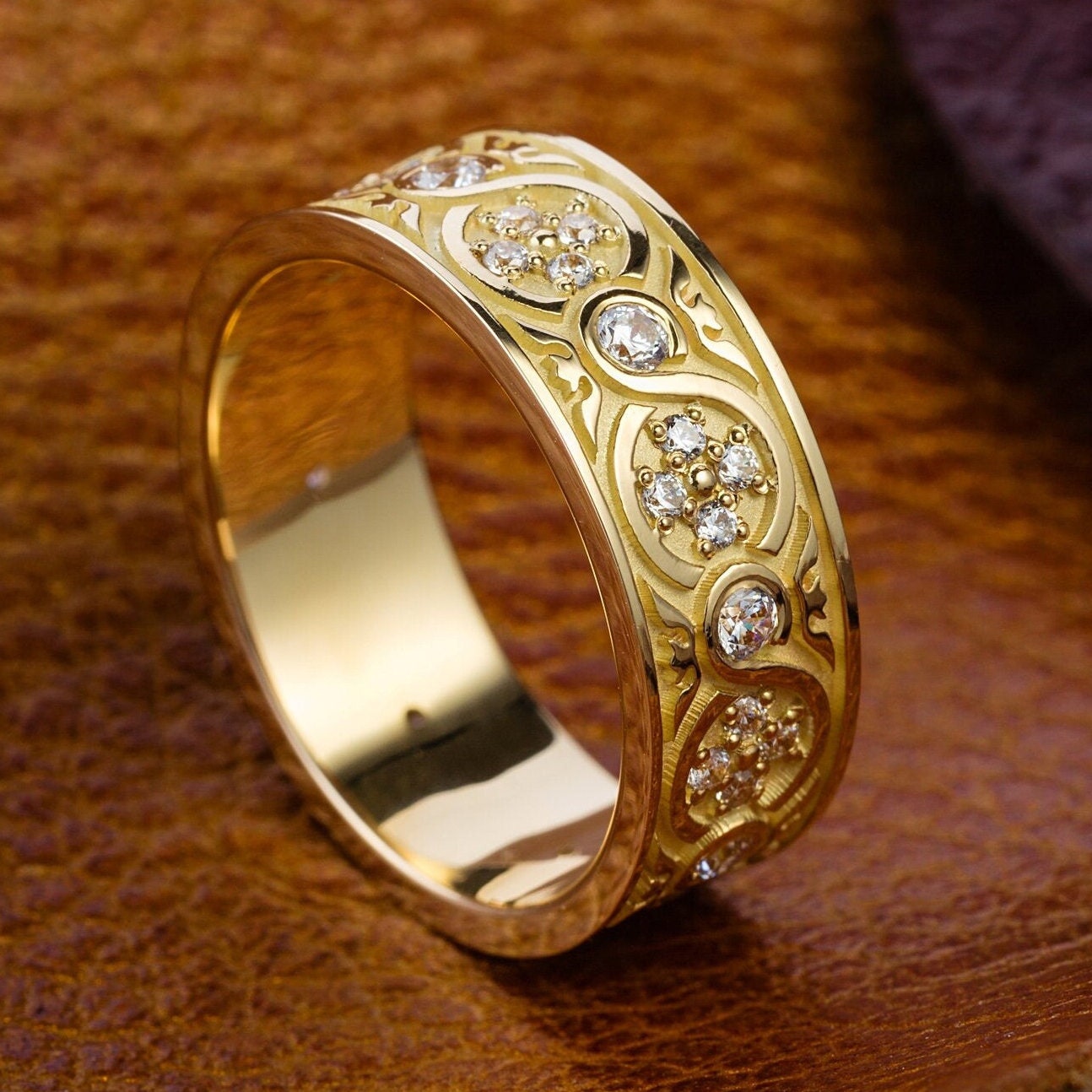 Ehering Aus Moissanite Gold. Einzigartiger Ehering. Frauenband. Damen Goldring. Muster Bandring. Massiver Goldring Mit Moissaniten von JewelryEscorial