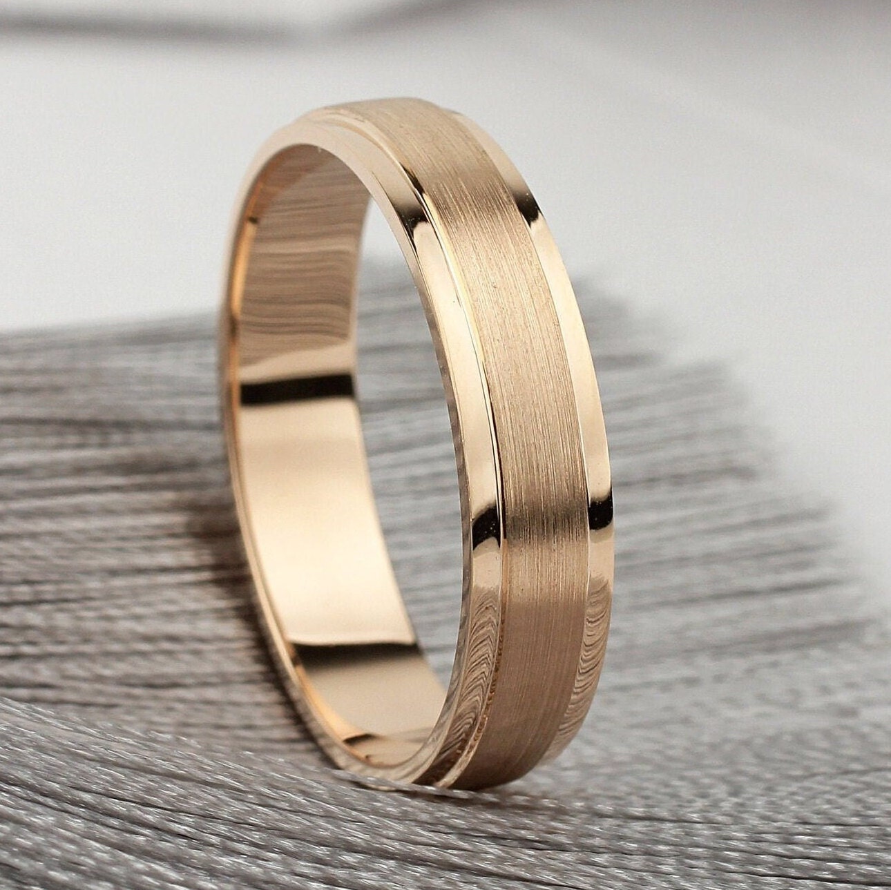 Herren Ehering 5mm. Mattgoldener Für Männer. 14K. Goldband Flach Gold Gebürstet. Goldring von JewelryEscorial