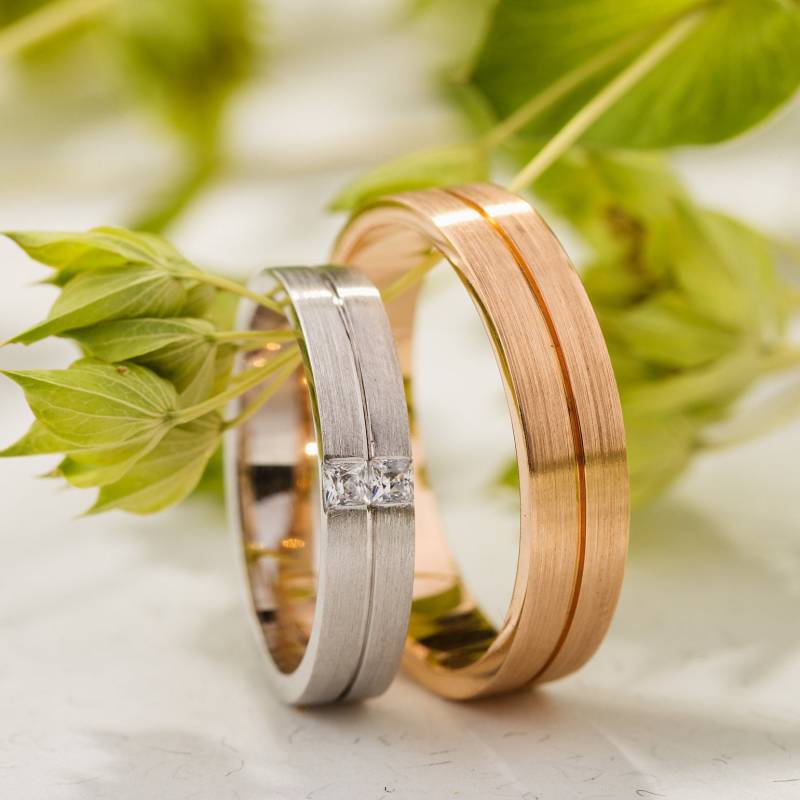 Matt Gebürstete Eheringe Aus Massivem Gold Mit Diamanten. Paar Ringe Set. Passende Eheringe. Massiv Trauringe von JewelryEscorial