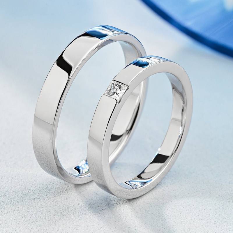 Schlichte Goldene Eheringe Mit Diamant Im Princess Cut. Paar Trauringe Set. Massives Goldfarbenes Seine Und Ihre von JewelryEscorial