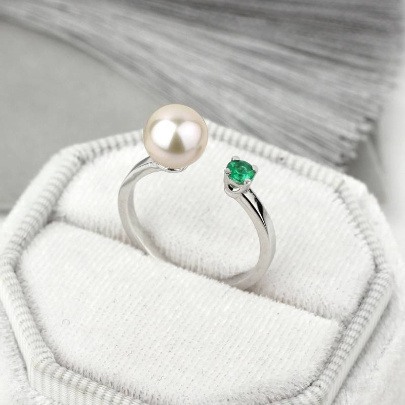 Weißgoldring Mit Perle Und Smaragd. Zierlicher Perlenring. Damen Goldring. Perlenschmuck. Weihnachtsgeschenk. Geschenk Für Sie von JewelryEscorial