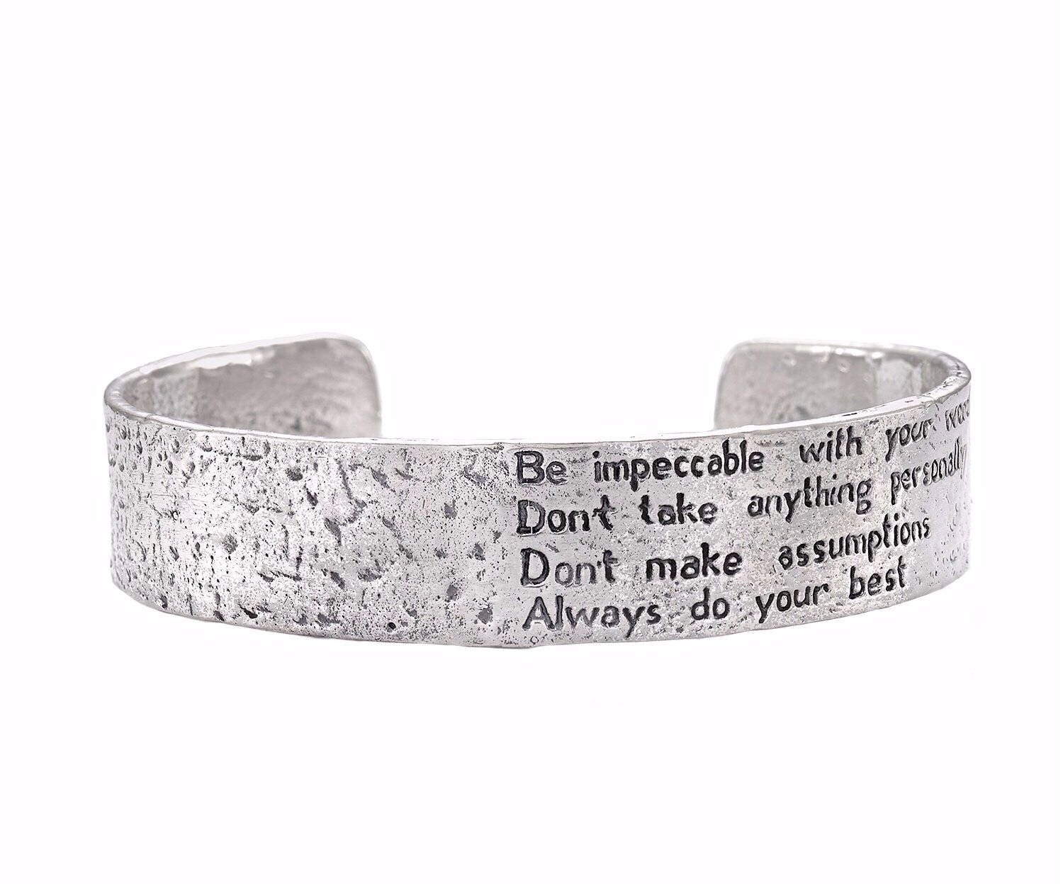 Die Vier Vereinbarungen Matt Strukturierte Erinnerung Manschette | Sterling Silber Die Vier Vereinbarungen Matt Strukturierte Erinnerung Manschette | Sterling Silber von JewelryEvolutionShop