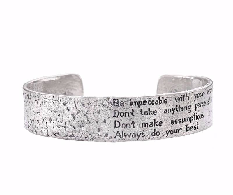 Die Vier Vereinbarungen Matt Strukturierte Erinnerung Manschette | Sterling Silber Die Vier Vereinbarungen Matt Strukturierte Erinnerung Manschette | Sterling Silber von JewelryEvolutionShop
