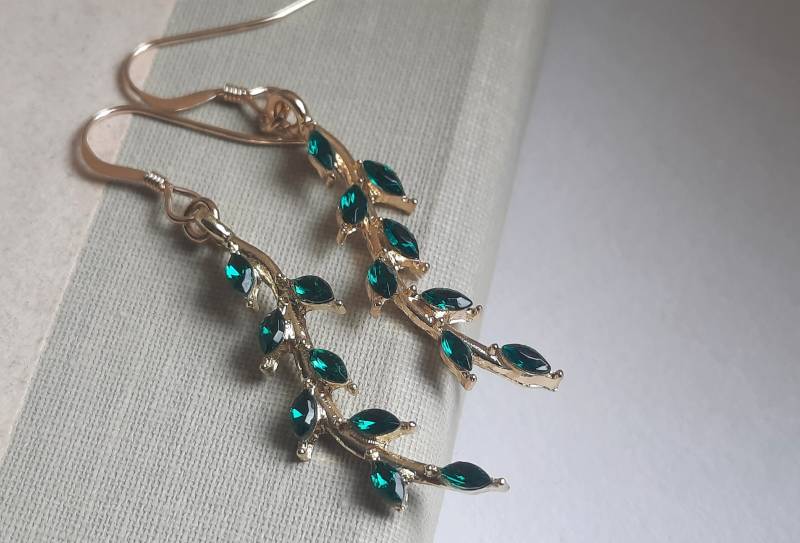 Smaragdgrüne Blatt-Ohrringe. Zweig Ohrringe. Grüne Tropfen Art Deco Zierliche Ohrhänger von JewelryFringe