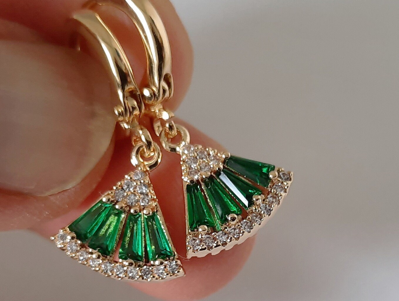 Verspielte Huggie Ohrringe. Smaragdgrüne Fächer Smaragd Hoop Art Deco Mai Geburtstagsgeschenk. Schmuck von JewelryFringe