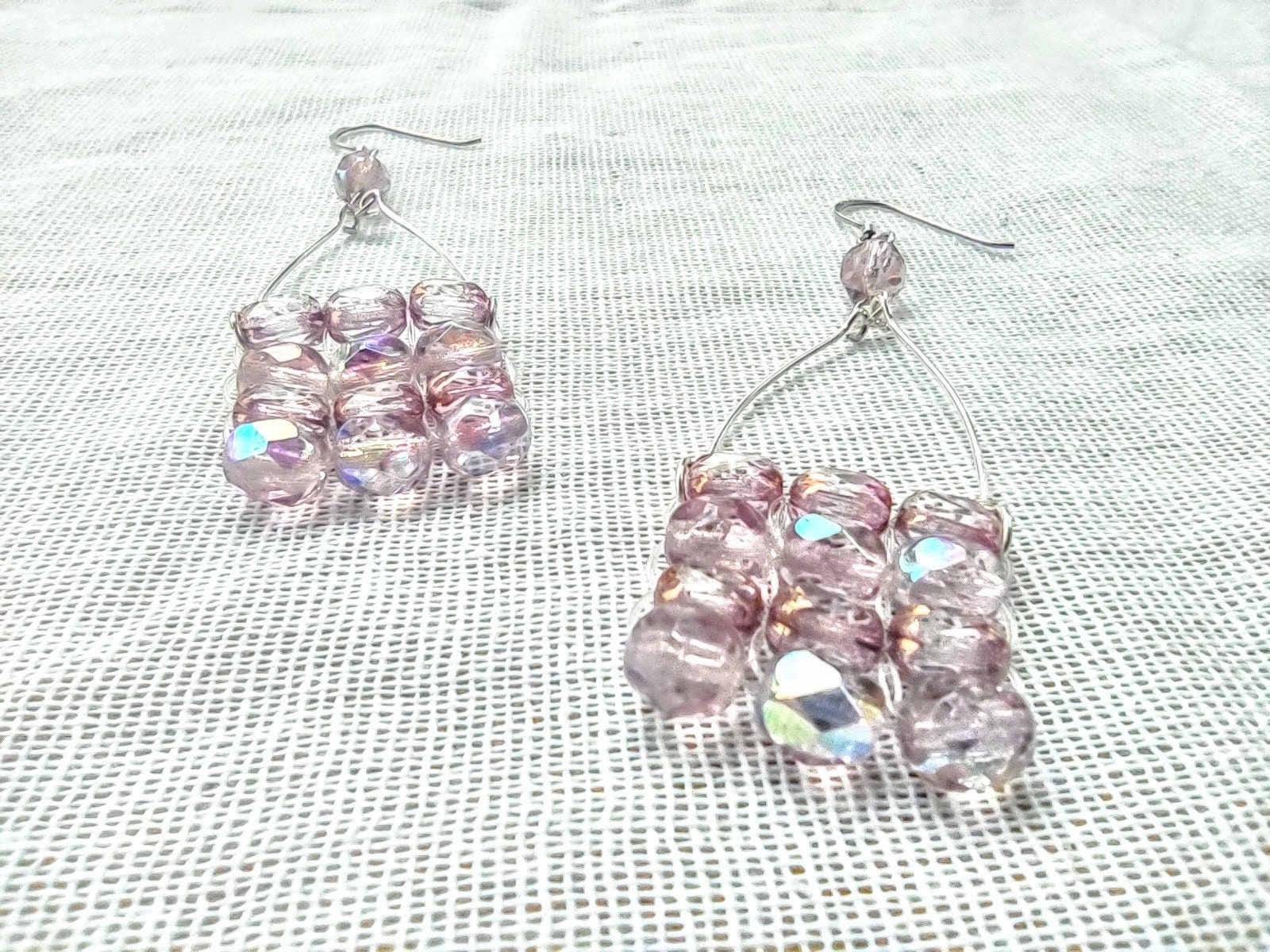 Quadrat Stitch Ohrringe. Handgefertigt. Leicht Lila Glasohrringe. Funkelnde Sterling Silber Perlen von JewelryFromVenus
