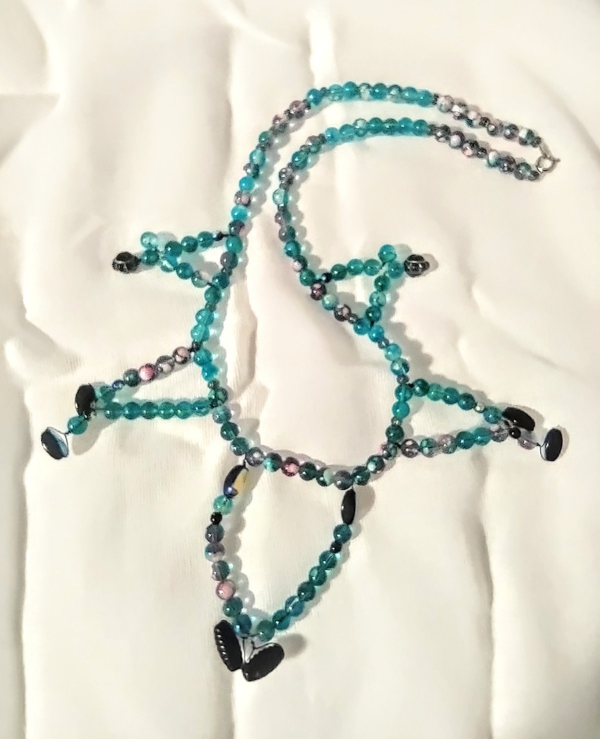 Sehr Ausgefallene Grün Und Rosa Statement Halskette. Statement-Halskette. Rosa, Grün, Schwarz, Weiße Glasperlenkette von JewelryFromVenus